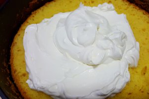 Tort cu crema de ciocolata alba, mascarpone si dulceata de zmeura
