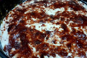 Tort cu crema de ciocolata alba, mascarpone si dulceata de zmeura