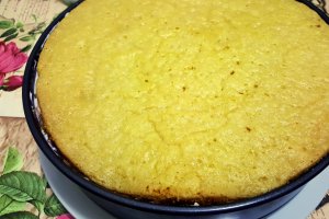 Tort cu crema de ciocolata alba, mascarpone si dulceata de zmeura