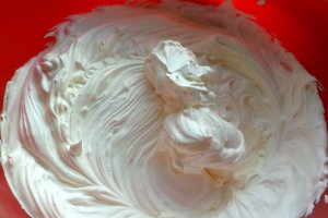 Tort cu crema de ciocolata alba, mascarpone si dulceata de zmeura