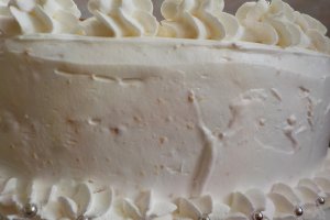 Tort cu crema de ciocolata alba, mascarpone si dulceata de zmeura