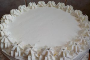 Tort cu crema de ciocolata alba, mascarpone si dulceata de zmeura