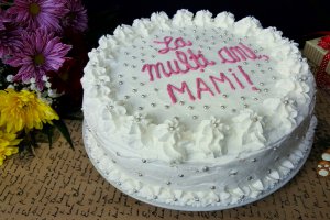 Tort cu crema de ciocolata alba, mascarpone si dulceata de zmeura