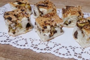 Prajitura din albusuri cu menta, ananas si ciocolata amaruie