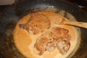 Cotlet de porc cu sos de piper