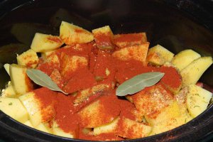Gulas de porc la slow cooker Crock-Pot 3,5 L