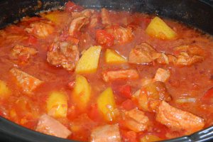 Gulas de porc la slow cooker Crock-Pot 3,5 L