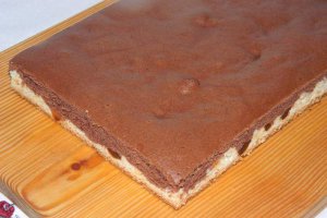 Prajitura din albusuri cu cacao si stafide