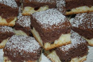Prajitura din albusuri cu cacao si stafide