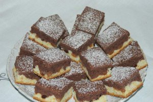 Prajitura din albusuri cu cacao si stafide