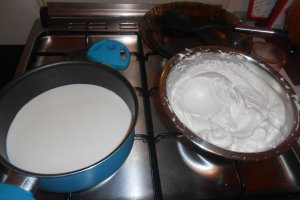 Lapte de pasare cu sos de zmeura