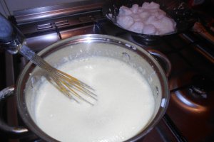 Lapte de pasare cu sos de zmeura