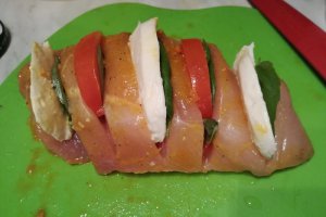 Piept de pui cu mozzarella si rosii la cuptor