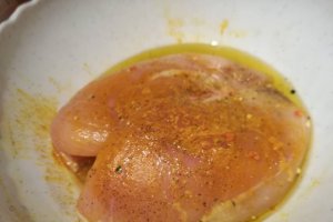 Piept de pui cu mozzarella si rosii la cuptor