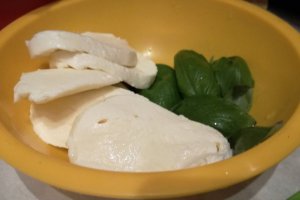 Piept de pui cu mozzarella si rosii la cuptor