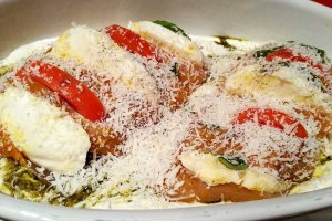 Piept de pui cu mozzarella si rosii la cuptor