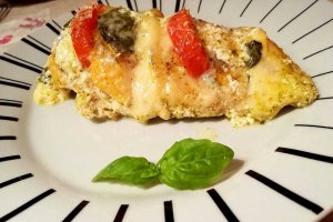 Piept de pui cu mozzarella si rosii la cuptor