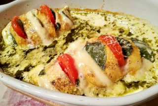 Piept de pui cu mozzarella si rosii la cuptor