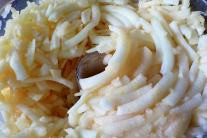 Placinta turnata cu mere si nuca de cocos