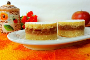 Placinta turnata cu mere si nuca de cocos