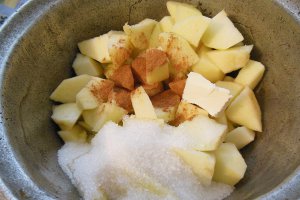 Prajitura cu mere caramelizate, piscoturi si crema cu mascarpone