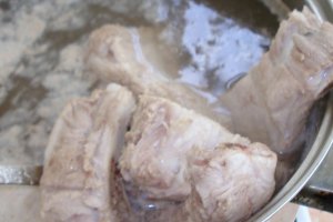 Bors cu mangold si costite de porc