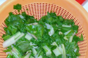 Bors cu mangold si costite de porc