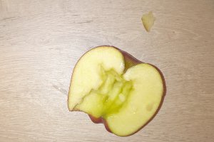 Trandafiri din foietaj si mere