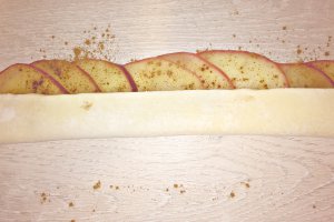 Trandafiri din foietaj si mere