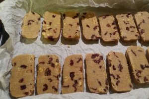 Biscuiti integrali cu merisoare si nuca
