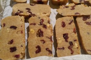 Biscuiti integrali cu merisoare si nuca
