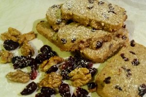 Biscuiti integrali cu merisoare si nuca