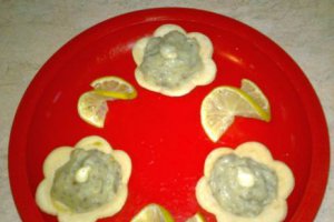 Floricele umplute cu pasta de avocado si conopida