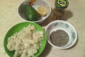Floricele umplute cu pasta de avocado si conopida