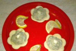 Floricele umplute cu pasta de avocado si conopida
