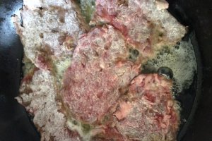 Antricot de vita cu struguri la tigaie