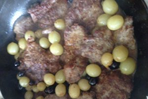 Antricot de vita cu struguri la tigaie