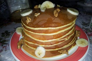 Pancake mic-dejun cu nuci, miere si banane