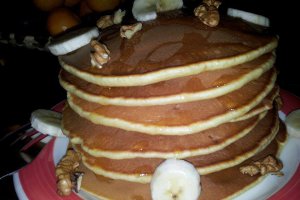 Pancake mic-dejun cu nuci, miere si banane