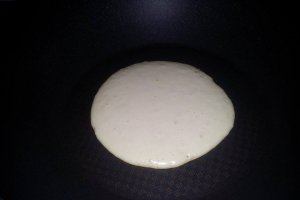 Pancake mic-dejun cu nuci, miere si banane