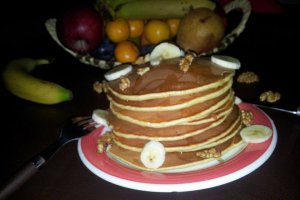 Pancake mic-dejun cu nuci, miere si banane