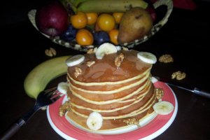 Pancake mic-dejun cu nuci, miere si banane