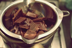 Chec din  albusuri cu nuca, cacao si rahat