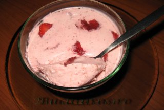 Mousse cu capsuni si mascarpone