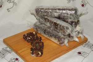 Salam de biscuiţi, reţetă cu eugenii
