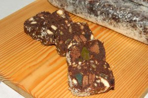 Salam de biscuiţi, reţetă cu eugenii