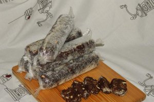 Salam de biscuiţi, reţetă cu eugenii