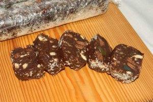 Salam de biscuiţi, reţetă cu eugenii