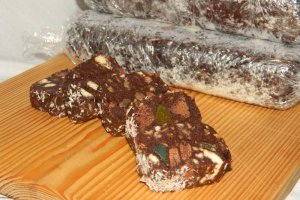 Salam de biscuiţi, reţetă cu eugenii
