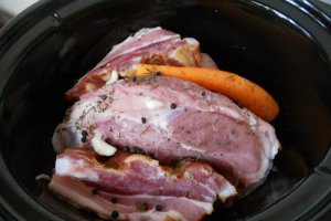 Terina din ciolan de porc si afumatura la slow cooker Crock-Pot